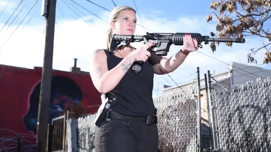 美国神秘的赏金猎人一单生意赚20万美元女猎人个个身怀绝技