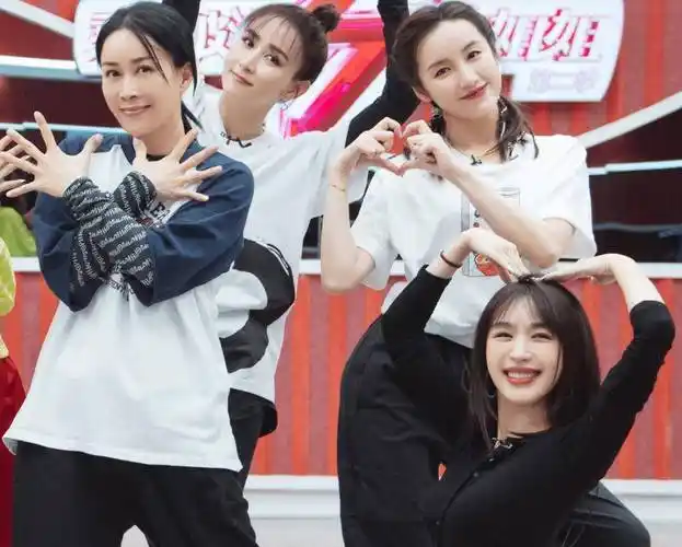 《浪姐2》练习室大片曝光,李菲儿暴露身高缺陷,那英舞姿像做法_姐姐