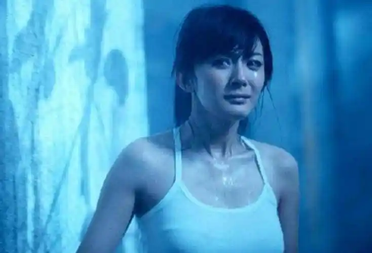 泳衣出泳池的照片,给大家留下了深刻的印象,也让大家认识了杨幂的实力