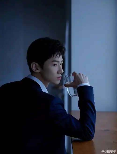 白敬亭微博写真图片