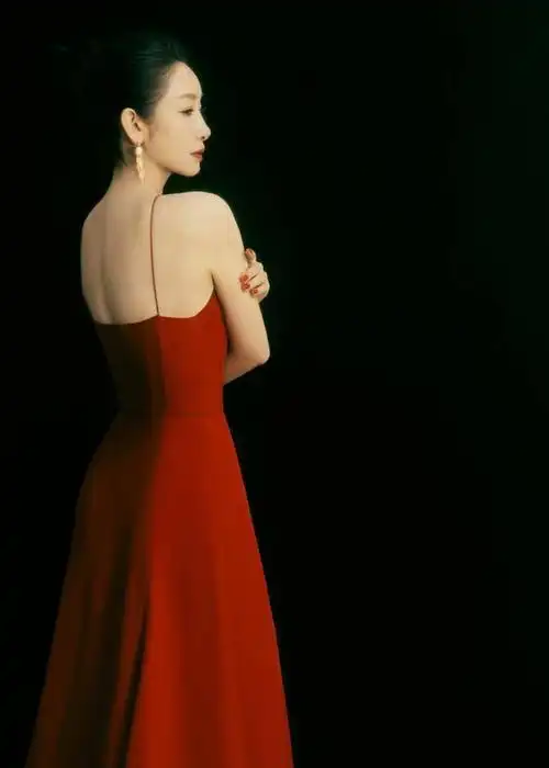 秦海璐穿红丝吊带裙秀出曼妙好身材,香肩和背部线条展现别样韵味