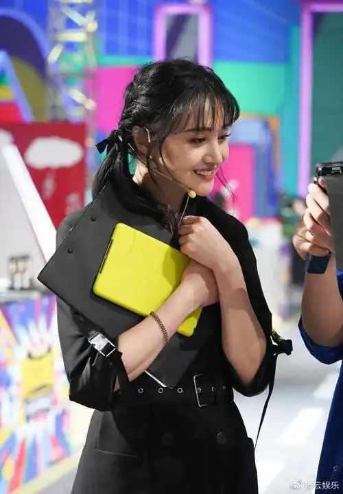 郑爽综艺旧照曝光双马尾俏皮清纯 今深陷风波恐风光