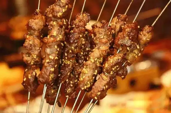 食用 猪肉串以后不适宜大量饮茶 烤串是很多人都喜欢吃的一种食物,烤