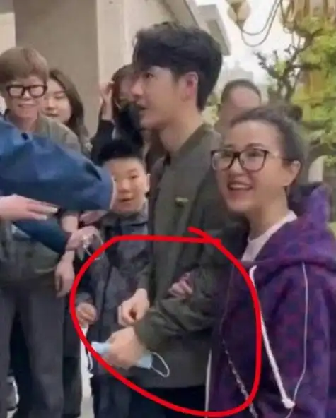 王一博爱上经纪人?两人多个同款被扒,女方已经40多岁._项链_肖战_网友