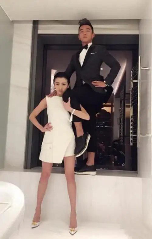 郑恺与女友秀恩爱程晓玥身材凹凸有致长相似baby