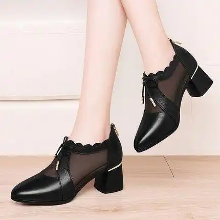 女休闲鞋一字扣妈妈坡跟时尚中年女士凉皮鞋