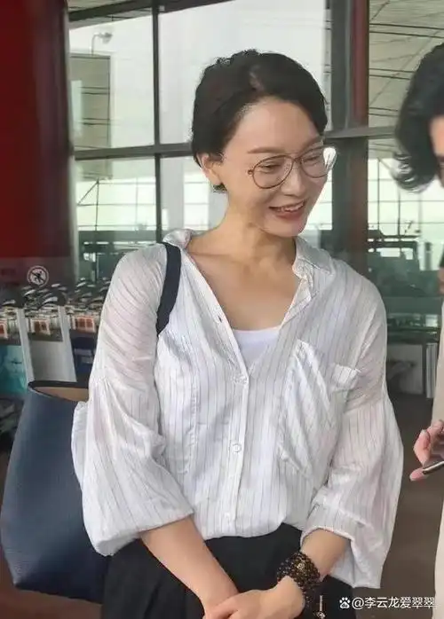 46岁陈数机场接儿子素颜出镜暴露年龄20岁的大象烫卷发好帅气