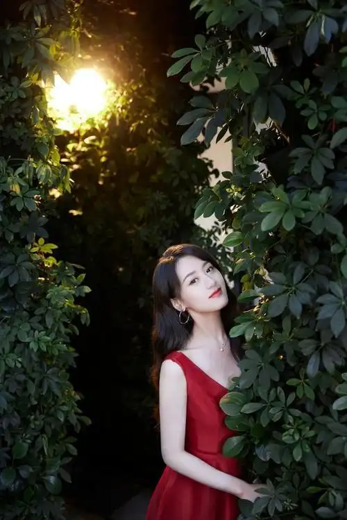 袁冰妍真是清纯系女生,穿一袭红裙打扮明艳,看着仍清丽脱俗