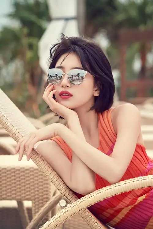 秀智海边大片风情万种 烈焰红唇演绎复古俏女郎【组图】