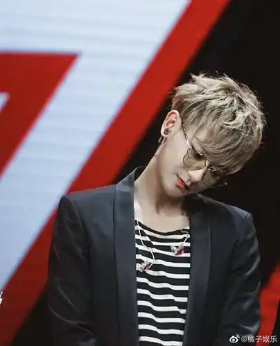 是一戴上眼镜就解锁大佬气质的黄子韬