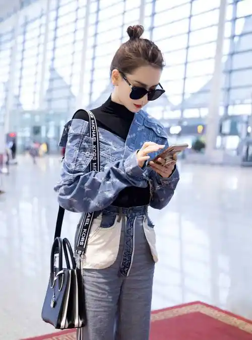 戚薇又不好好穿衣了,牛仔外套扣错扣子,为了凹造型把裤子反穿_的结果