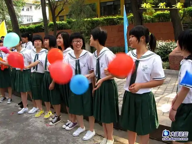 广州市荔湾区培英中学座落在珠江之滨白鹅潭西畔的鹤洞山顶,是所室换