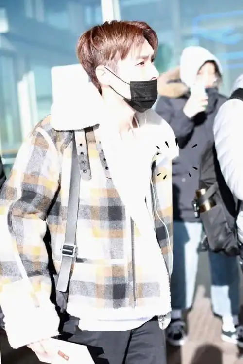 张艺兴生图分享:飒爽帅气的格子外套,真好看!