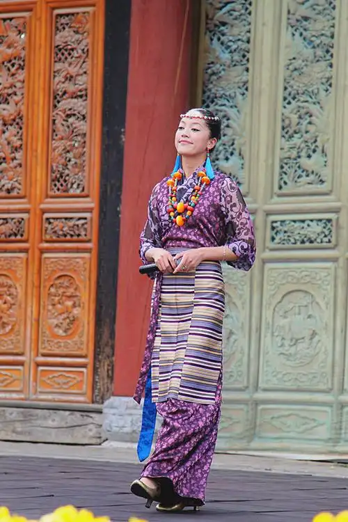 丽江束河古镇 四方听音>歌舞 (共p)