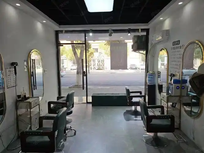 30㎡,1层,1间门面,房租:2万/年,门头敞亮,现在开的是理发店,店内卫生