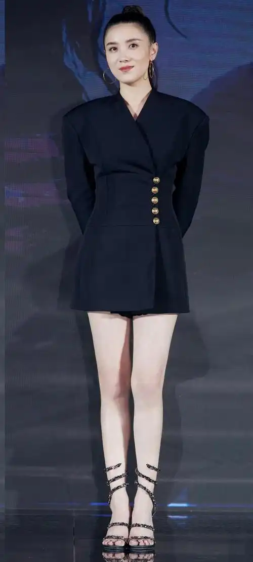 壁纸身材和气质绝好眼神勾人小宋佳