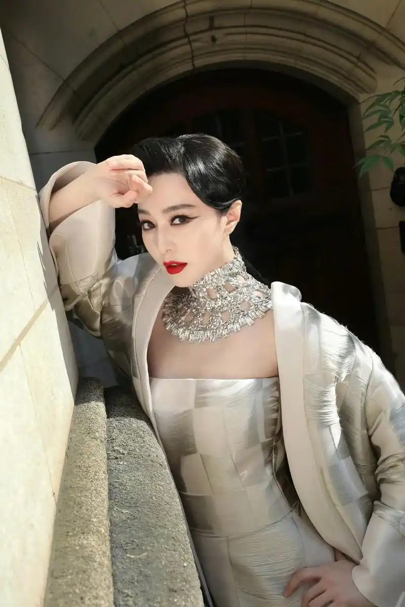 演员范冰冰 身着georges chakra