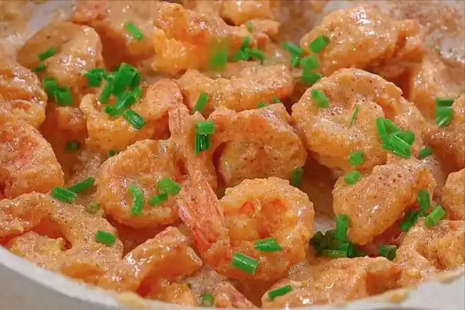 大厨教你蛋黄焗虾仁的做法虾仁色泽金黄香脆美味孩子也爱吃