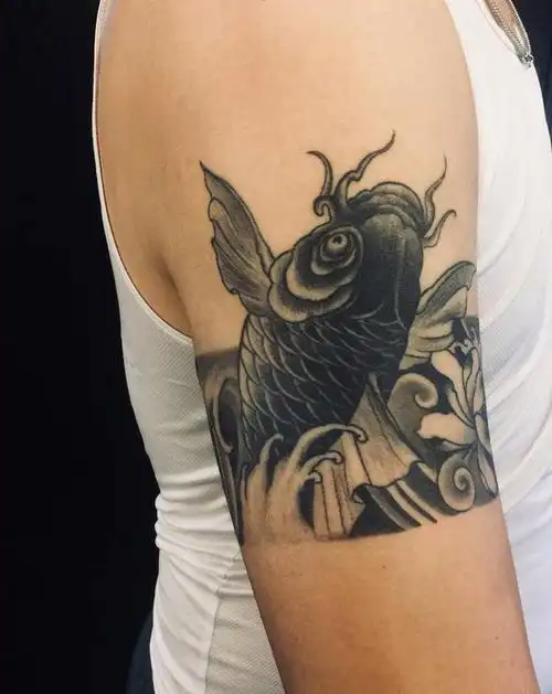 鱼纹身图片_手臂新传统纹身图案