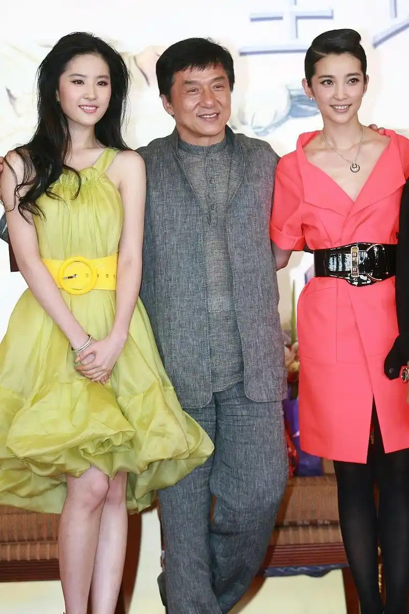 成龙大哥和刘亦菲,李冰冰的早年间的合影,成龙大哥左拥右抱俩美女,很