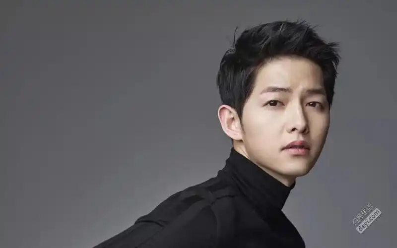 宋仲基烫了个韩式泡面头,有人说像韩国大妈,你们觉得这个发型好看吗?