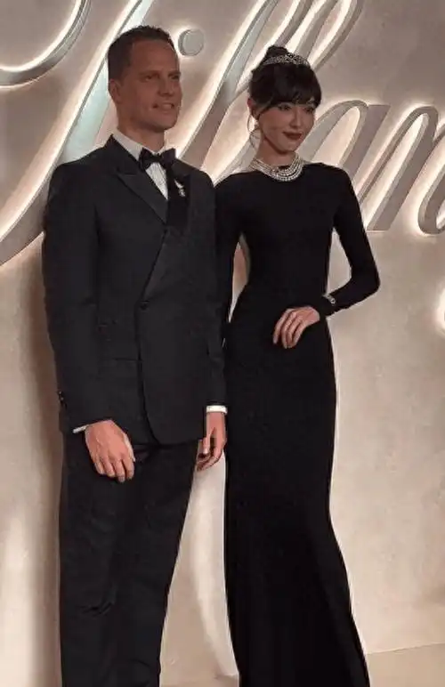 身着华丽礼服,灯光闪烁的时刻,明星们仿佛成了梦幻般的存在,吸引着