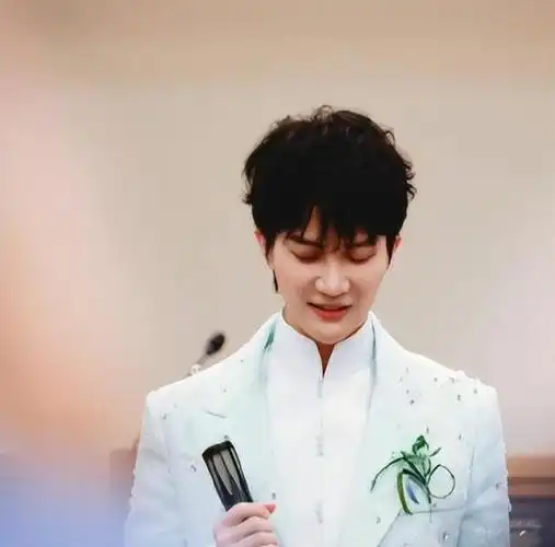 出息了,好声音失利的周深,如今在联合国献唱,这次他赌赢了