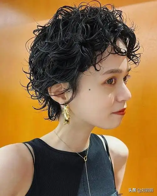 女短发纹理烫方法,短头发纹理烫女(推边短发卷卷烫发全都有)