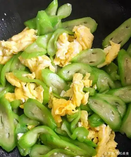 炸丝瓜时,丝瓜直接上锅是不对的,再加一步,丝瓜翠绿不油腻