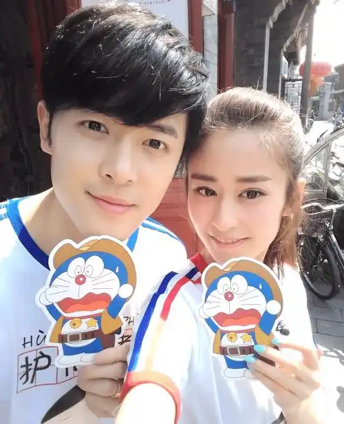 陈妍希颖儿带娃同游迪士尼,小星星睫毛又长又密,小月亮很像付辛博_带