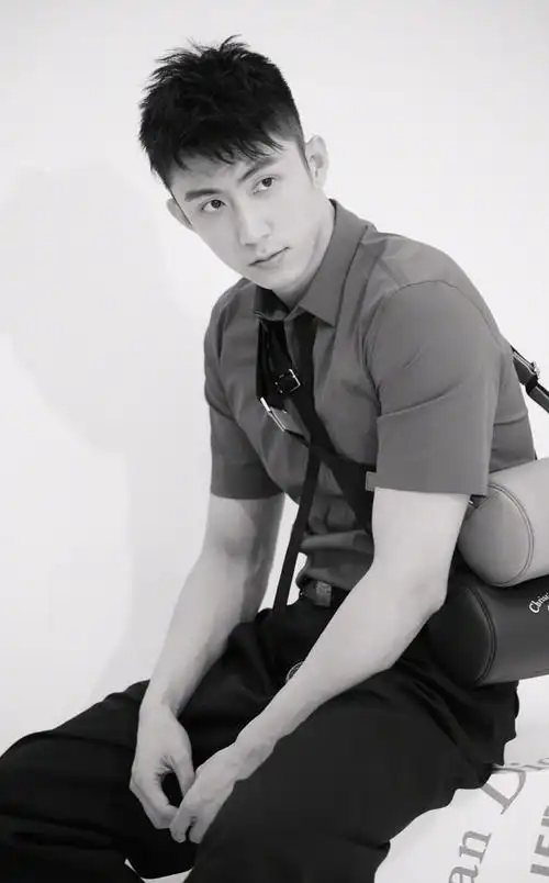 黄景瑜运动休闲风帅气写真