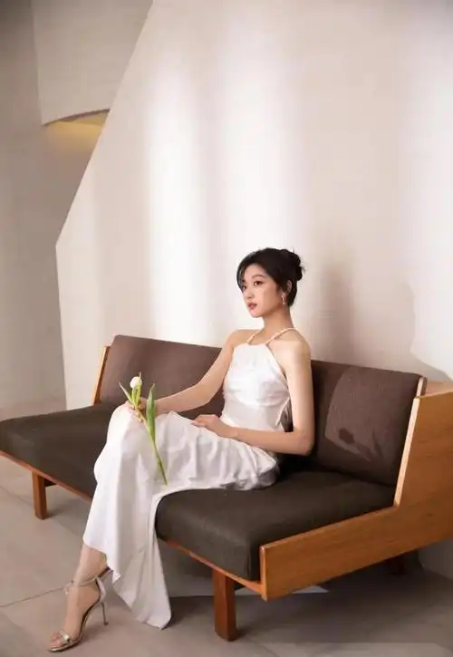 孙千小姐可是个"高挑美人",一米七二的身高让她在人群中格外显眼.