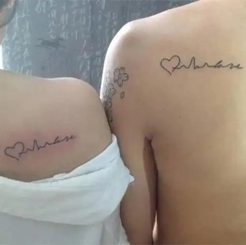 纹身师20岁女顾客被男友要求在胸部私处纹他名字说是爱的烙印