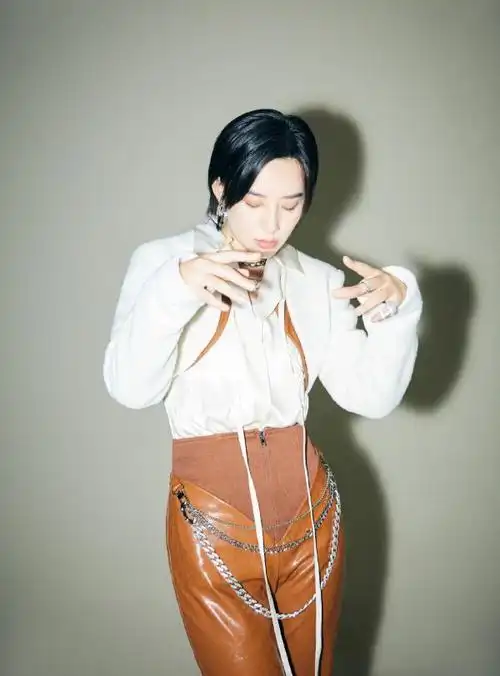 李斯丹妮被上帝捏过腿?当她侧身站那刻,这腿长谁不羡慕