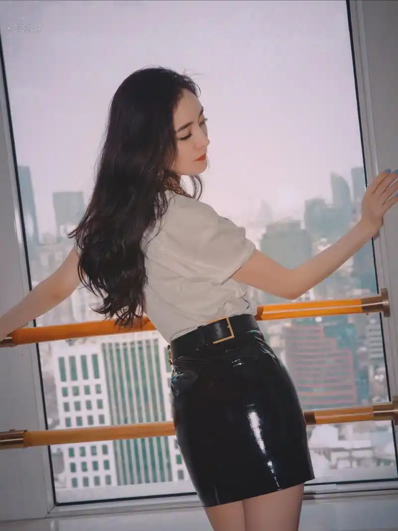 辣妈angelababy和杨幂同穿紧身皮裙,腰细身材好,难分上下