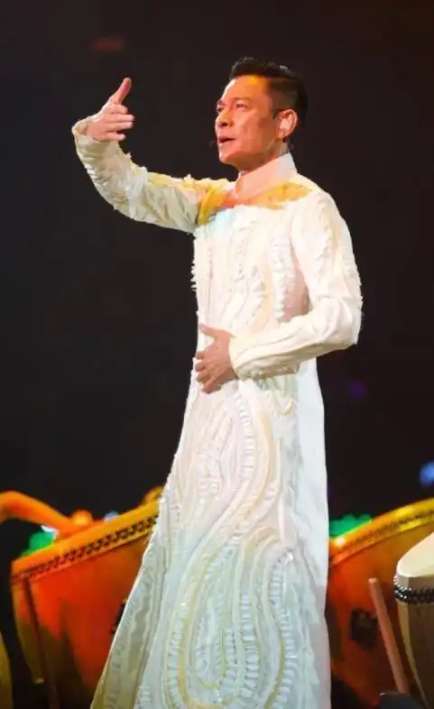 刘德华演唱会遭女粉丝穿婚纱求婚高情商回应引全场尖叫