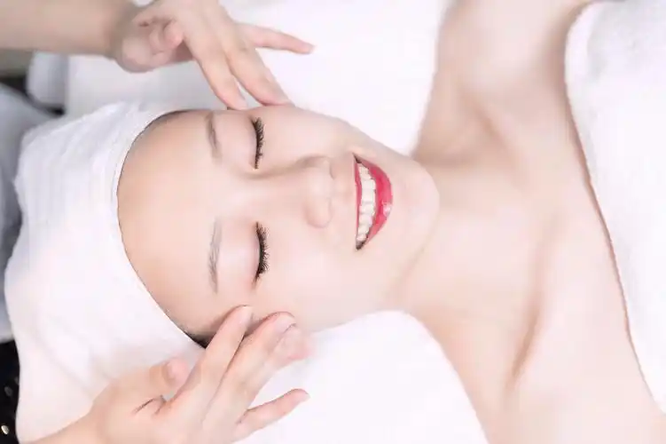 女性美容眼部护理图片