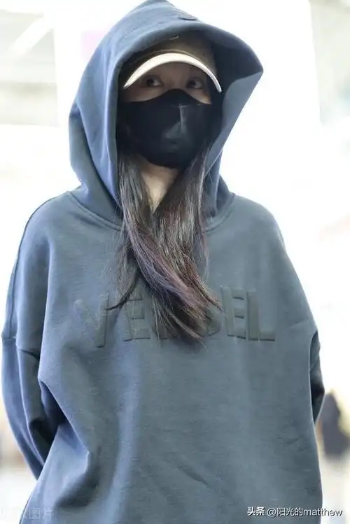 街拍:李沁深灰色连帽卫衣 卫裤 棒球帽休闲随性