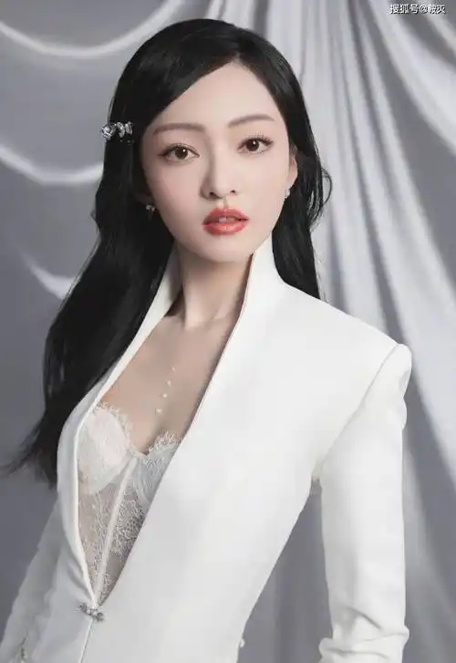 张韶涵发九宫格照片白色西服相当亮眼