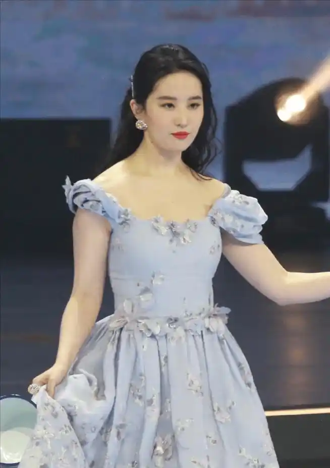 原创神仙姐姐也不能免俗刘亦菲身材忽胖忽瘦花裙照全靠精修