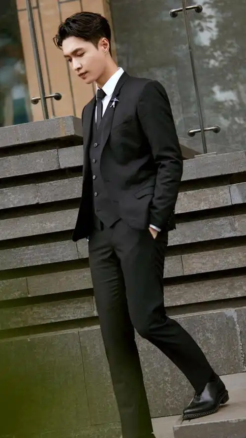 张艺兴帅气黑色西装街拍迷人写真