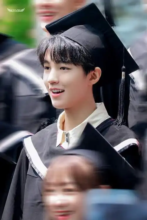 王俊凯从北电金字塔滑下来屁股不痛吗,国民弟弟裤子破了几个洞哇|毕业