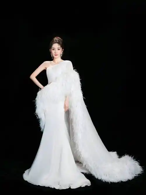 杨幂穿纯白斜肩羽毛裙雪肌明眸灵气十足5