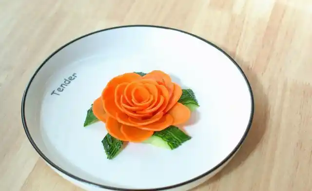 1根黄花1根胡萝卜教你做一个漂亮的盘子装饰太简单了