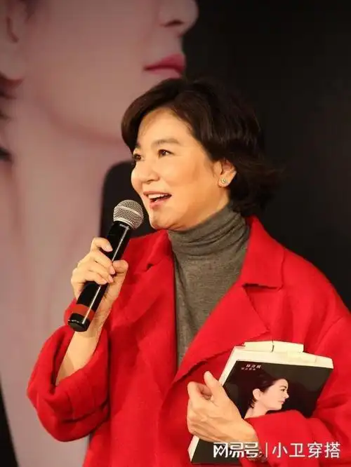 看了69岁林青霞的老年状态我发现不扮老不装嫩从容老去才最美