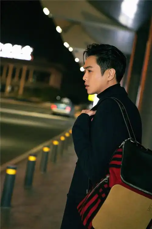 张若昀机场照,剪裁利落的大衣外套搭配黑色牛仔裤尽显随性帅气.