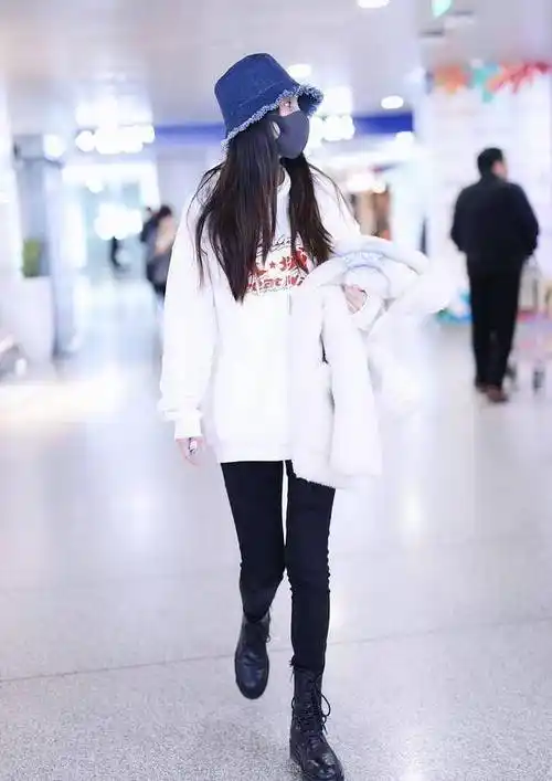 angelababy嫩成大学生皮草配宽松卫衣时髦意外秀大长腿很高级