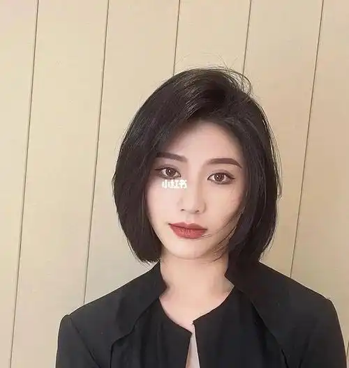 夏季短发  侧分发根蓬松度很高,减龄款发型