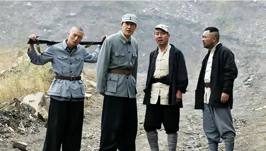 电视剧《一个鬼子都不留》以其夸张离谱的情节和粗糙的制作,成为了