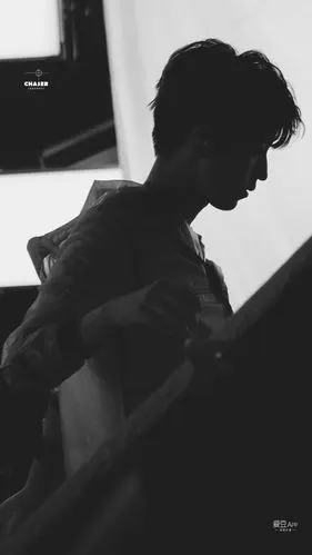 tfboys分享190314王俊凯绝美侧颜每一张都是高级时尚大片